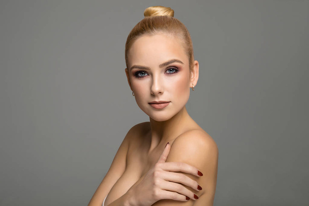 Beautiful face of female model looking at camera - Foto, afbeelding