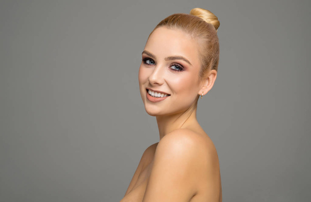 Beautiful smiling face of female model - Valokuva, kuva