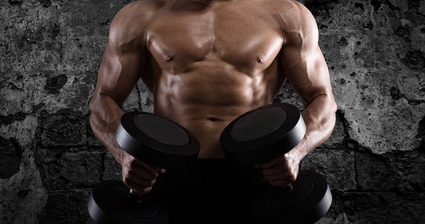 Homem atlético treinando bíceps no ginásio - Foto, Imagem