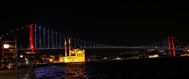 Γέφυρα Βοσπόρου ανάμεσα σε ευρωπαϊκές και ασιατικές πλευρές του πόλη Κωνσταντινούπολη, Τουρκία - Φωτογραφία, εικόνα