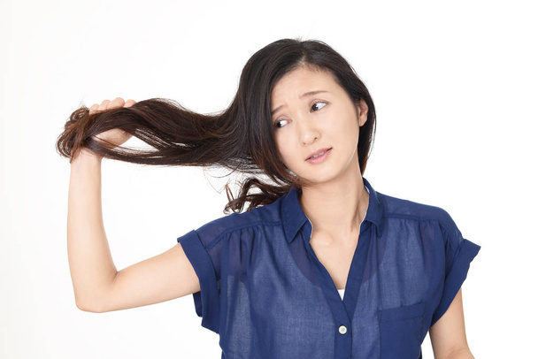 Nő keres elégedetlen a hajával - Fotó, kép