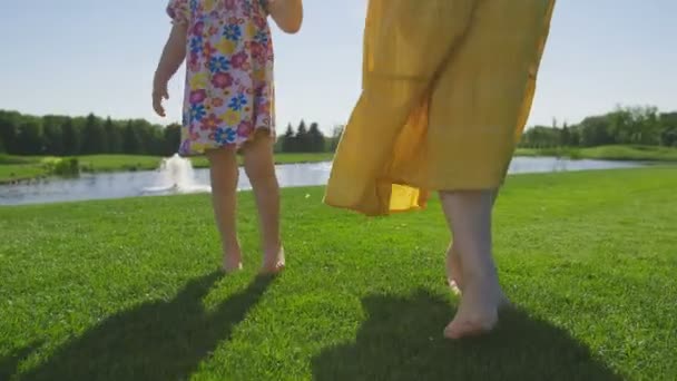 Anya és lánya, séta a füvön mezítláb lábak - Felvétel, videó