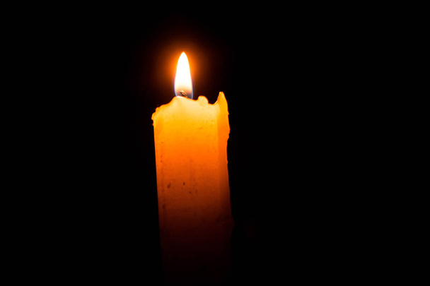 Одинарна запалена свічка з досить полум'ям
 - Фото, зображення