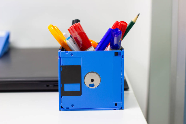 Disketi geri dönüştür, kalem, makas, iş yerindeki bir kutuda makas, konsept disket geri dönüşümü gibi yaratıcı nesneler depolama malzemeleri  - Fotoğraf, Görsel