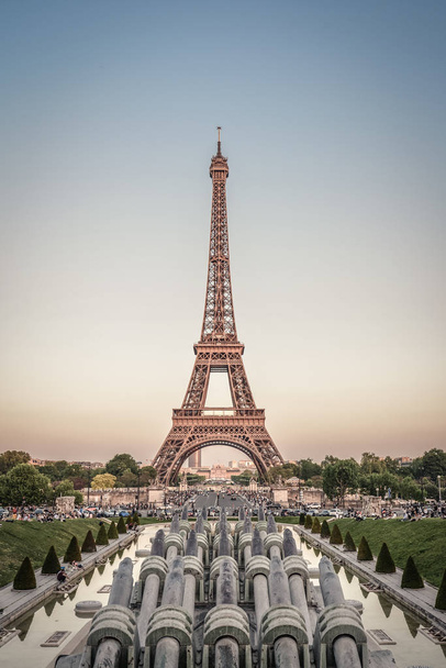  Zobacz na wieży Eiffla i Pól Marsowych w Paryżu od Palais de Chaillot o zachodzie słońca - Zdjęcie, obraz