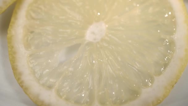 皿にスライスしたレモンをクローズ アップ - 映像、動画