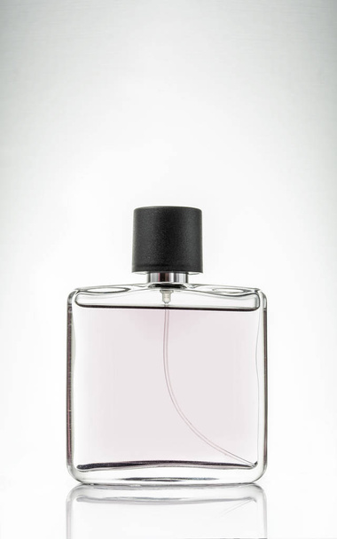 Una botella con perfumes al estilo de una fotografía de producto. Para usar por empresas cosméticas
. - Foto, imagen