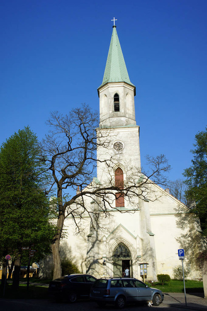 Die evangelisch-lutherische Kirche der Heiligen Katherine ist Kuldgas ältestes Gotteshaus und eines der ältesten Gebäude der Stadt. Erbaut 1252. - Foto, Bild