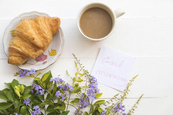 Dzień dobry z gorącą kawę, deser przekąska i kwiat rano śniadanie na tle białego płaskim leżał stylu  - Zdjęcie, obraz