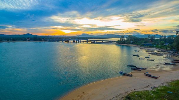 Légi felvételek Sarasin híd Phang Nga tartományban csatlakozni Phuket sziget. Híd Sarasin nagyon fontos, az üzleti, turizmus, üzleti, szállítás és napi élet a lakosok Phuket. - Fotó, kép
