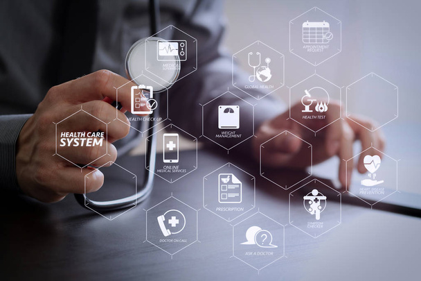 Terveydenhuoltojärjestelmän kaavio terveystarkastus ja oire VR dashboard.smart lääkäri työskentelee stetoskooppi ja matkapuhelin tumma puinen työpöytä modernissa sairaalassa
  - Valokuva, kuva