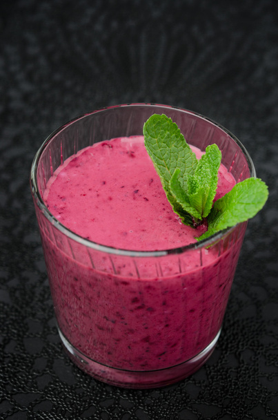 Blueberry smoothie with mint on a black background - Zdjęcie, obraz