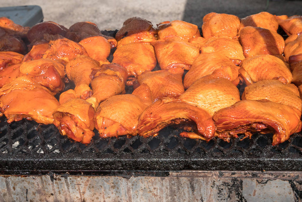 Savoureux ayam madu percik (poulet au miel) vendu au bazar du Ramadan pendant le mois sacré du Ramadan
.  - Photo, image