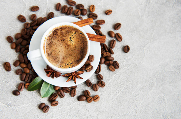 Šálek kávy a pražená kávová zrna - Fotografie, Obrázek