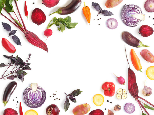Composición de alimentos con diferentes verduras maduras sobre fondo blanco
 - Foto, imagen