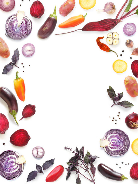 Σύνθεση των τροφίμων με διαφορετικές ώριμα λαχανικά σε λευκό φόντο - Φωτογραφία, εικόνα