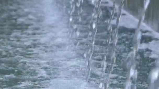 Stromen van water in de fontein, gelegen in de oude stadspark. - Video