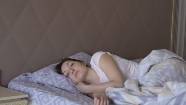 Krásná žena se probudí v posteli, zdravé sen - Záběry, video