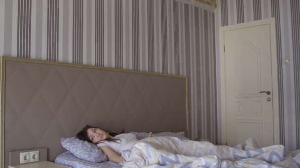 Mooie brunette vrouw wakker in haar bed - Video
