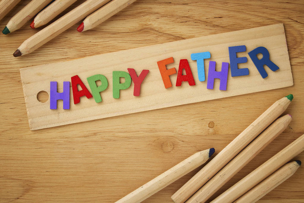 Happy Fathers Day lettre en bois avec des outils sur un fond de bois rustique
 - Photo, image