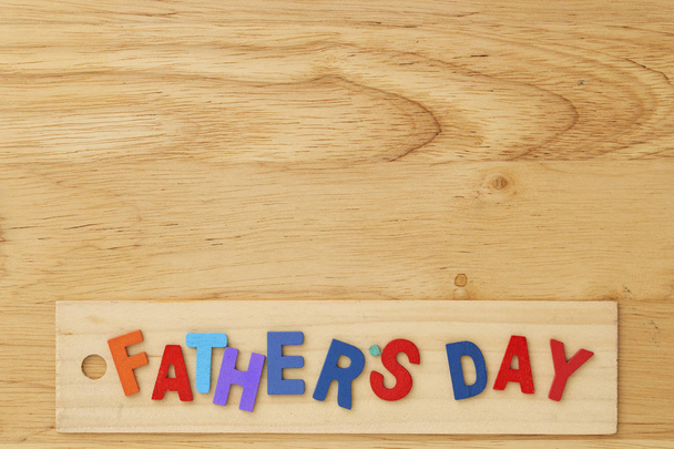 Ευτυχής ημέρα πατέρων ξύλινο γράμμα με εργαλεία σε ένα ρουστίκ ξύλινα φόντο - Φωτογραφία, εικόνα