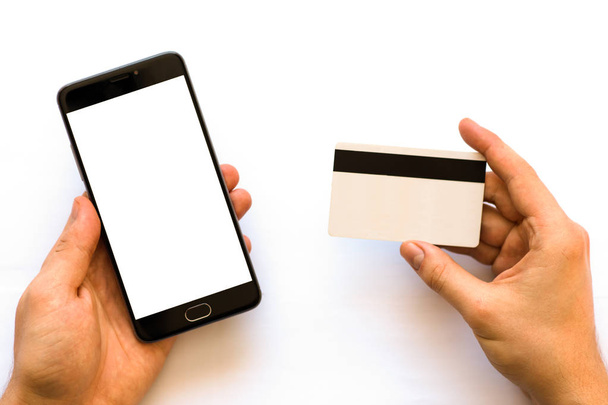 Інтернет-платіжна пластикова картка Чорний смартфон сміється і кредитна картка в руках м
 - Фото, зображення