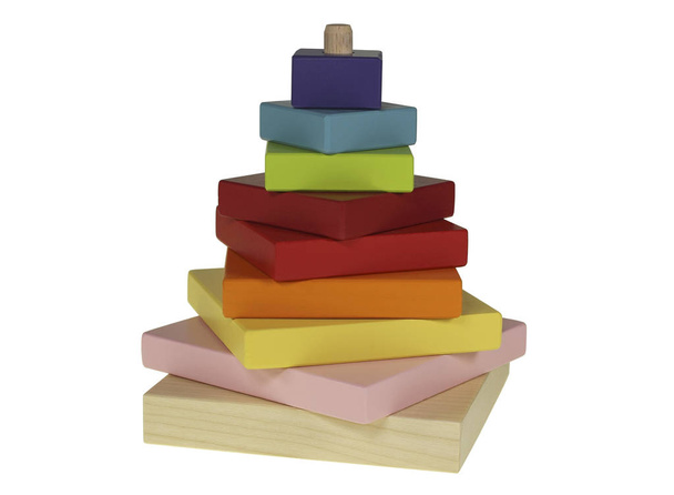 Houten veelkleurige Kinder speelgoed samengesteld uit een piramide op een witte achtergrond - Foto, afbeelding