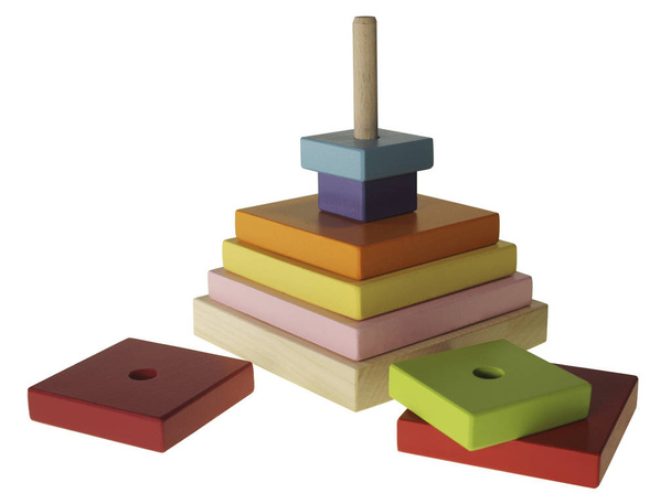 Houten gekleurde Kinder speelgoed verkeerd gevouwen op een witte achtergrond piramide - Foto, afbeelding