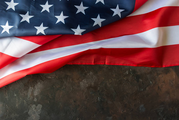 Amerikan bayrağı taş zemin üzerine. Vatanseverlik, özgürlük ve bağımsızlık sembolü - Fotoğraf, Görsel