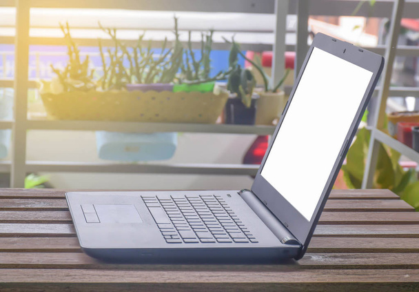 PC laptop, tablet op houten tafel  - Foto, afbeelding