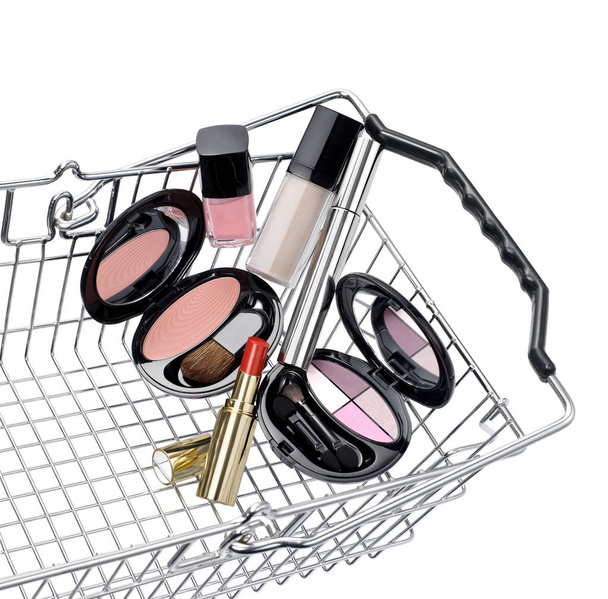 Cesta de compras com um conjunto de maquiagem genérica
 - Foto, Imagem