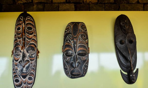 Masque visage en bois typique de Papouasie-Nouvelle-Guinée - Photo, image