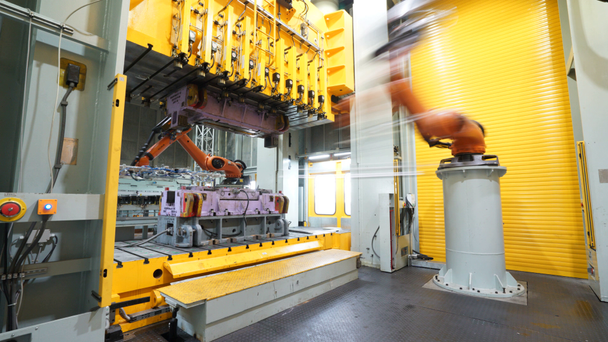 moderne Auto-Produktionslinie, arbeitet im Roboter (Zeitraffer-Fotografie) - Filmmaterial, Video