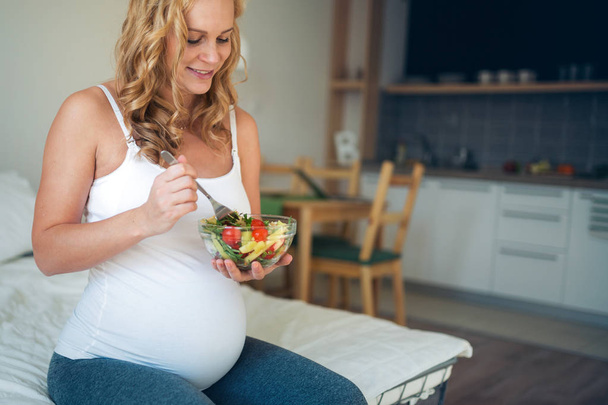 Portrait of pregnant woman taking care eating healthy food - Zdjęcie, obraz