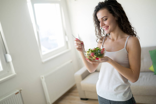 Fitness young woman eating healthy food after workout - Foto, Imagem