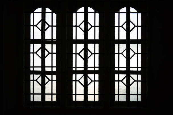 Silhouette des Fensterrahmens - Foto, Bild