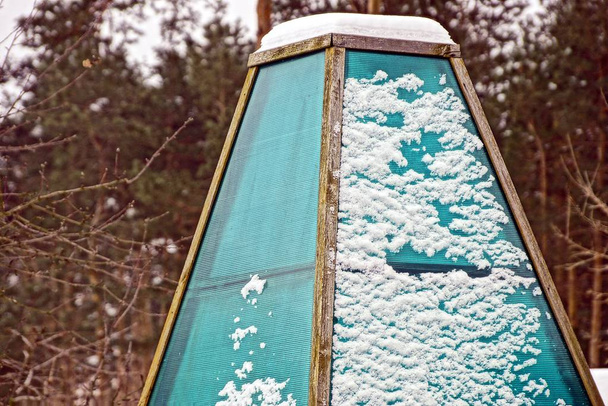 parte di una serra di vetro verde nella neve
 - Foto, immagini
