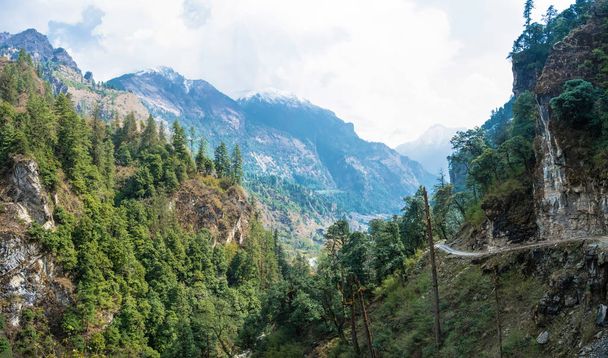 Estrada de montanha sinuosa em belas montanhas no dia da primavera, Nepal
. - Foto, Imagem