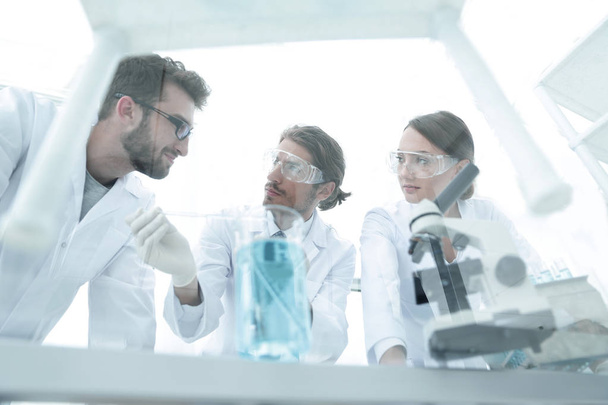 Group of scientists working on an experiment at the laboratory - Foto, imagen