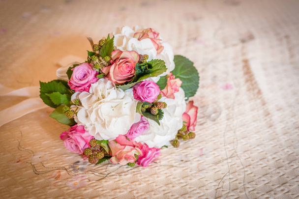 belo buquê de rosas brancas para o dia do casamento
 - Foto, Imagem