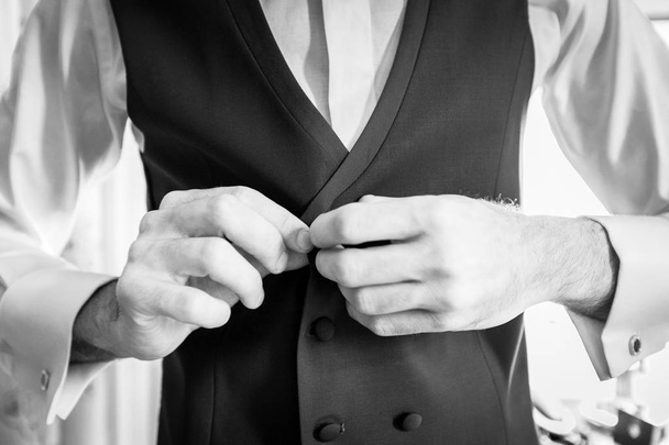 Bräutigam im eleganten schwarzen Anzug - Foto, Bild