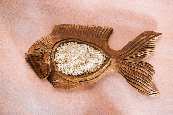 Γαλλική γκρι θαλασσινό αλάτι σε ξύλινη πινακίδα σε shabe ψάρια - Φωτογραφία, εικόνα
