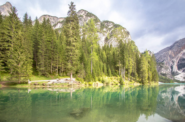 Lake Braies in Dolomites with mount Seekofel in the background, Italy - Foto, afbeelding