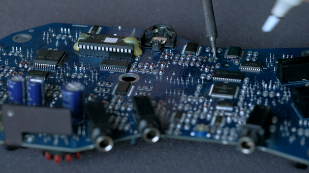 Reparatie van elektronische apparatuur, soldeeronderdelen voor tin - Video