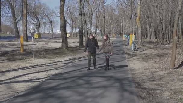 Ένα ζευγάρι ερωτευμένων περιπάτους δίπλα στο ποτάμι - Πλάνα, βίντεο