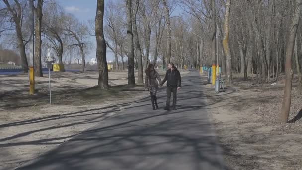Liebespaar spaziert am Fluss entlang - Filmmaterial, Video