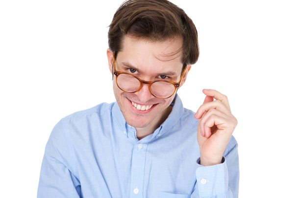 Портрет молодого чоловіка, який посміхається в окулярах і руці обличчям
 - Фото, зображення
