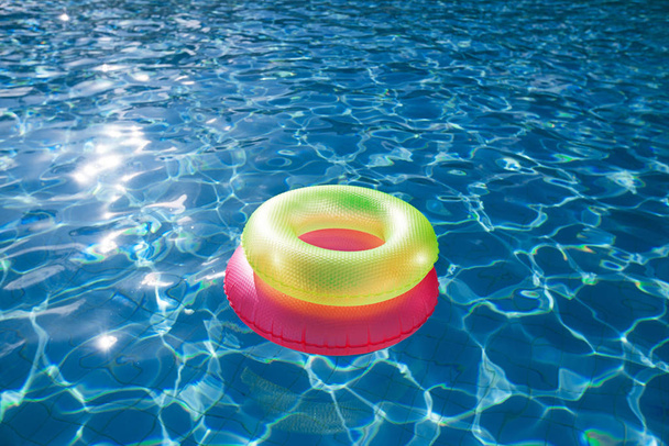 плавающие кольца на голубой воде с волнами, отражающимися под летним солнцем
 - Фото, изображение