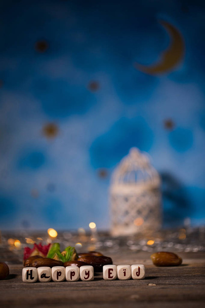 Gratulálunk boldog Eid álló fa dobókocka. Gyertyatartó, a háttérben. - Fotó, kép