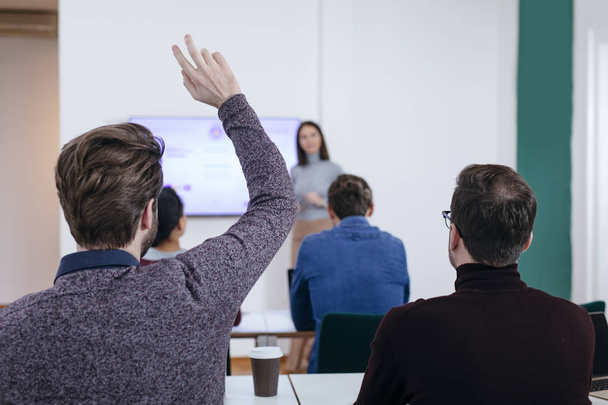 Man Raising Hand During Lecture - Foto, Imagen